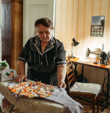 «Человеку важно быть занятым и чувствовать себя нужным». Бобруйчанка в 78 лет стала активной волонтёркой ByCovid19